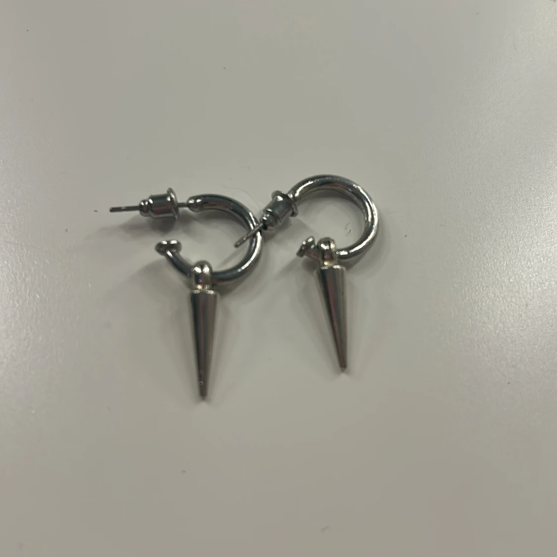 Trendiga silver örhängen