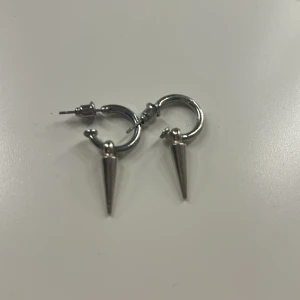 Trendiga silver örhängen - Säljer dessa snygga och trendiga silver örhängena eftersom jag tycker om guld mer! De är från Ur&Penn.💗 Kontakta gärna innan köp. OBS, katt finns i hemmet