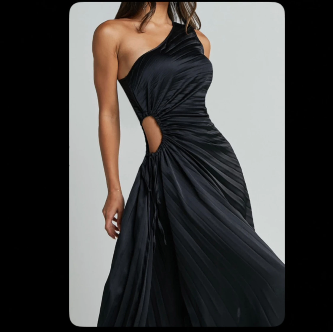 Svart plisserad one shoulder långklänning - 1