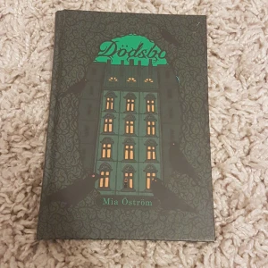 Dödsbo - En mystisk och spännande berättelse om Nino som flyttar in i en gammal lägenhet med sin mamma. Hemliga dörrar, viskande röster och spegelvända rum väntar. Perfekt för dig som gillar rysliga hemligheter och kusliga hus! PRIS KAN DISKUTERAS!
