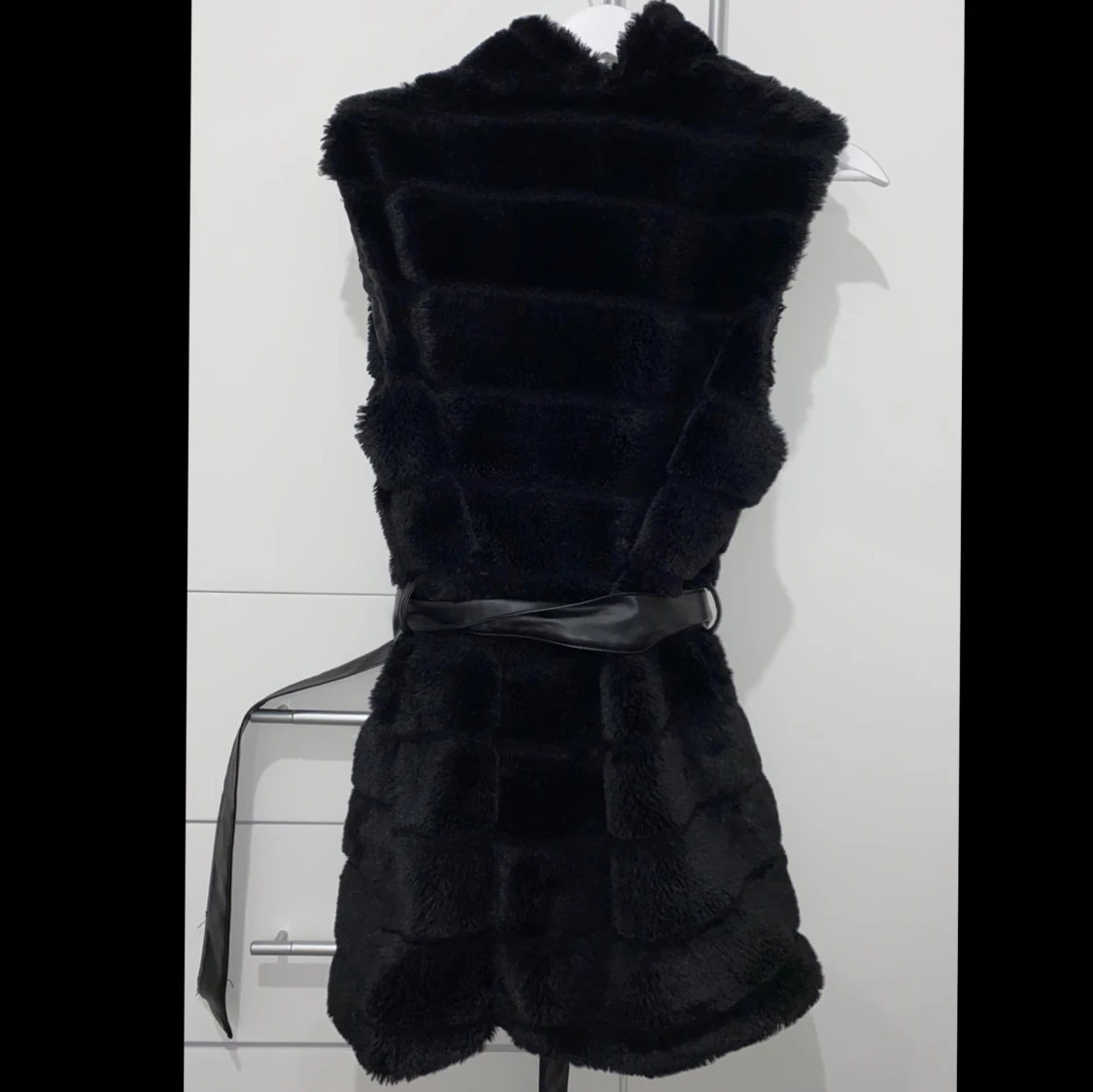 Svart pälsväst med bälte - 1