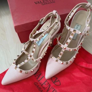 Valentino Rockstud pumps i ljusrosa skinn - Ikoniska Valentino Rockstud pumps i ljusrosa skinn med spetsig tå och hög klack. Använda väldigt få gånger då jag tycker de är för små för mig vid tårna❣️