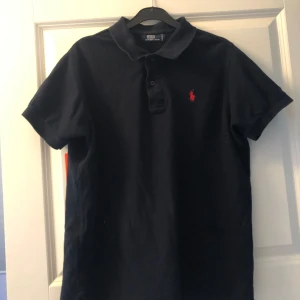 Ralph louren Piké  - En schysst mörkblå Ralph piké i storlek S. Tröjan är i nyskick. Köpt för ca 3 månader sen för 1395kr på Zalando. Hör av er vid frågor! 