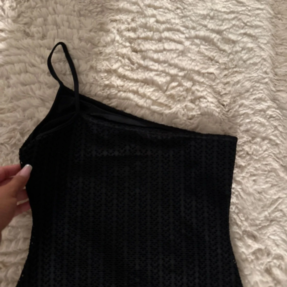 Svart glittrig one shoulder långklänning - 1