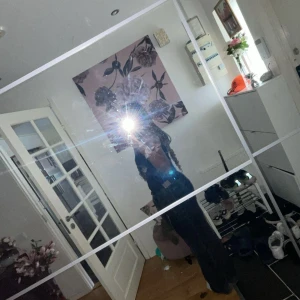 Snygga svarta bootcut jeans från Perfect Jeans från Gina tricot - Hej säljer ett par svarta bootcut jeans från gina tricot i storlek 36. Jeansen har en snygg mörk tvätt, klassisk femficksmodell och sitter tajt upptill med utsvängda ben. Perfekta till sneakers eller boots och riktigt sköna att bära hela dagen.Riktigt sköna och stretchiga 