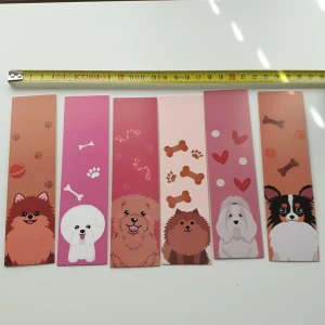 Hundbokmärken - 6-pack - Färgglada bokmärken med söta hundmotiv, perfekta för att göra läsningen roligare! Varje bokmärke har en unik design med olika hundraser, tassavtryck, ben och hjärtan. Passar perfekt för unga djurälskare som vill sätta personlig prägel på sina böcker.