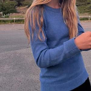 Blå stickad tröja från Vila XS - Blå stickad tröja från Vila i storlek XS. Tröjan har rund halsringning och är lång armad