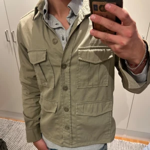 Overshirt Filippa k  - As go overshirt ifrån Filippa k i beige, storlek s tyvärr för liten för mig hade annars använt. Bra omhändertagen använd fåtal gånger. Kan klassas som overshirt skjorta eller kavaj liknade. 
