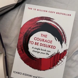 The Courage to Be Disliked - En inspirerande bok som visar hur du kan sluta försöka behaga andra och istället hitta din egen väg till lycka. Genom en dialog mellan en filosof och en student får du verktyg för att våga förändras, sätta gränser och leva livet på dina egna villkor.