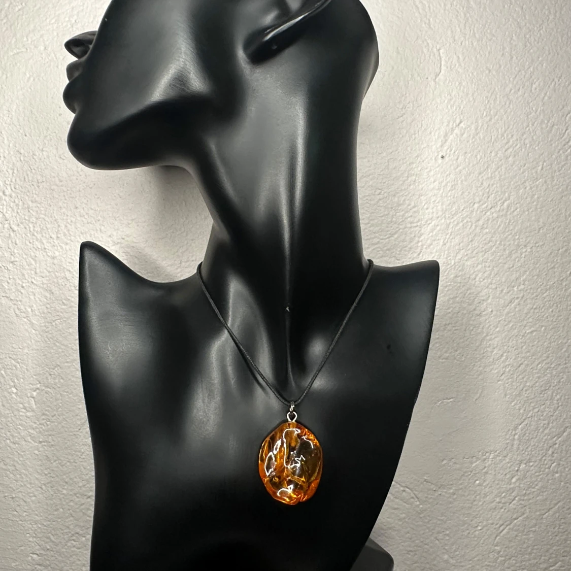 Vackert retrohalsband från 1970/1980-talet med stor bärnstensfärgad hänge - Konstnärlig Boho-stil