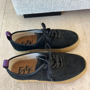 Svarta mockasneakers  Eytys - Snygga svarta sneakers från Eytys i mocka. Ansvända en gång men säljer pga för små. 