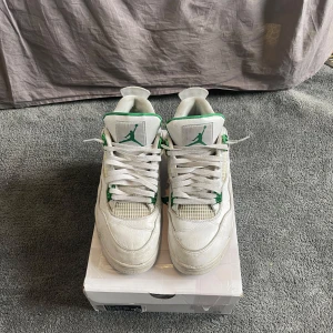 Nike Air Jordan 4 Retro Green metallic  - Jordan 4 Metallic Green i fint skick. Fräscha färger och en stilren design som passar till det mesta.