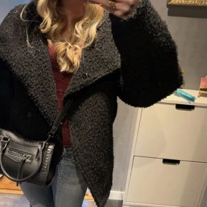 kappa - Mysig svart teddyjacka från Gina Tricot i storlek XS. Den är lite oversizeo och har två fickor i sidorna. Den är använd under 1 höst och 1 vår men är ändå i bra skick. Nypris: 600kr (tror jag)
