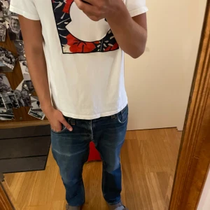 Nudie Jeans - Nudie Jeans med asfeta slitningar och tvätt. Mycket bra skit - endast en lagning vid skrevet. Passformen hank ray - raka jeans. Nypris 1649 kr