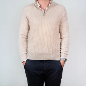100% Kashmir, Beige kabelstickad half zip-tröja M - Kabelstickad beige tröja med half zip och hög krage. 100% Kashmir (mongolisk grade A) från märket Bellugio. Helt ny (oöppnat paket). Nypris runt 3000kr. 