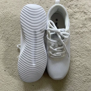 Vita dam sneakers från Nonation  - Fräsch och snygga dam skor i storlek 39! Perfekta att ha som gympa skor eller som vanliga vardags skor! Helt nya och aldrig använda! Pris kan diskuteras ❤️🫶🏼