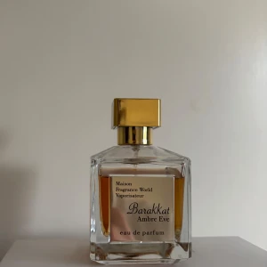 Barakkat Ambre Eve Eau de Parfum 100ml - Tja säljer min Barakkat Ambre Eve då jag inte använder den längre, den har typ 70-75ml kvar i sig. Det är en d*pe på MFK Grand So!r, jag har luktat på båda och tycker dom luktar väldigt lika men Ambre Eve (den jag säljer) luktar lite mer Vanilj, hör av er vid fler frågor😁