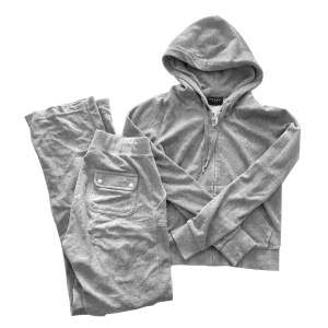 Grått juicy set  - Grå juicy couture sett, zippern är lite trasig men går att fixa ❤️