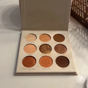 Makeup Mekka ögonskuggapalett - Ögonskuggspalett från makeup Mekka. Lite smutsig för hår legat i min smink låda. Aldrig använd. Kommer inte till användning därför jag säljer. 