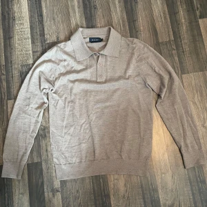 100% Merino ull tröja - Tja, säljer denna snygga tröjan som inte använts så mycket. Skicket på tröjan är i princip 10/10 då den nästan inte är använd någonting alls. Nypris ligger på 800kr. Storleken på denna tröja är S. Pris går att diskuteras så om du har någon fråga så tveka inte att skriva till mig! Mvh Lukas😊