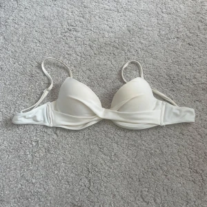 Vit bikiniöverdel - Köpt förra året, lite lätt missfärgad därav priset. Det är push up i strl S