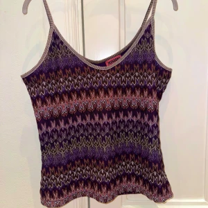 Mönstrad linnetopp från Missoni x Lindex - Säljer en ikonisk linnetopp från Missoni med smala axelband och vågigt mönster. Toppen är i mycket bra skick. Collab mellan Missoni och Lindex