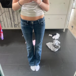 Blå bootcut jeans från Nelly - Snygga blå bootcut jeans från Nelly med låg midja och en fin detalj på fickorna, de är i storlek 36❤️