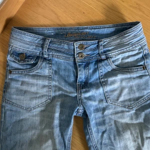 Ljusblå bootcut jeans  - Fina ljusblåa lågmidjade jeans! Kommer ifrån Kappahl men finns ej att köpa längre. Säljer pga att de inte passar mig längre. 