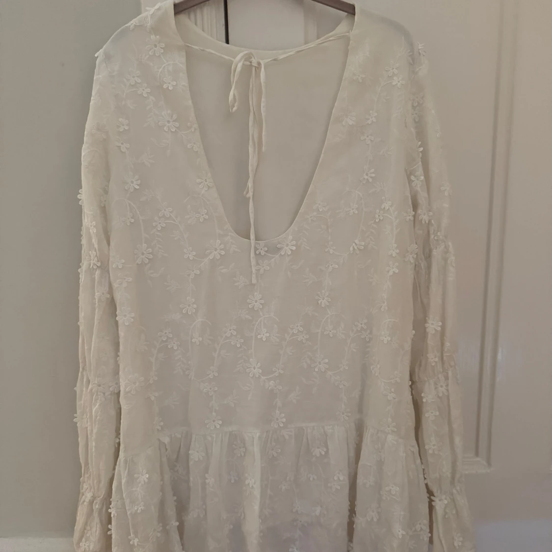 Vit blommig kortklänning med volang - 2