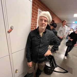 Svart långärmad skjorta med knappar - Svart skjorta med klassisk krage och knäppning framtill. Två bröstfickor med lock och knappar ger en stilren look. Skjortan har lång ärm och normal passform, perfekt för dig som gillar enkel och clean stil.