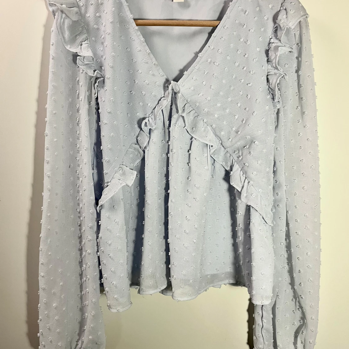 Ljusblå volangblus från Gina Tricot