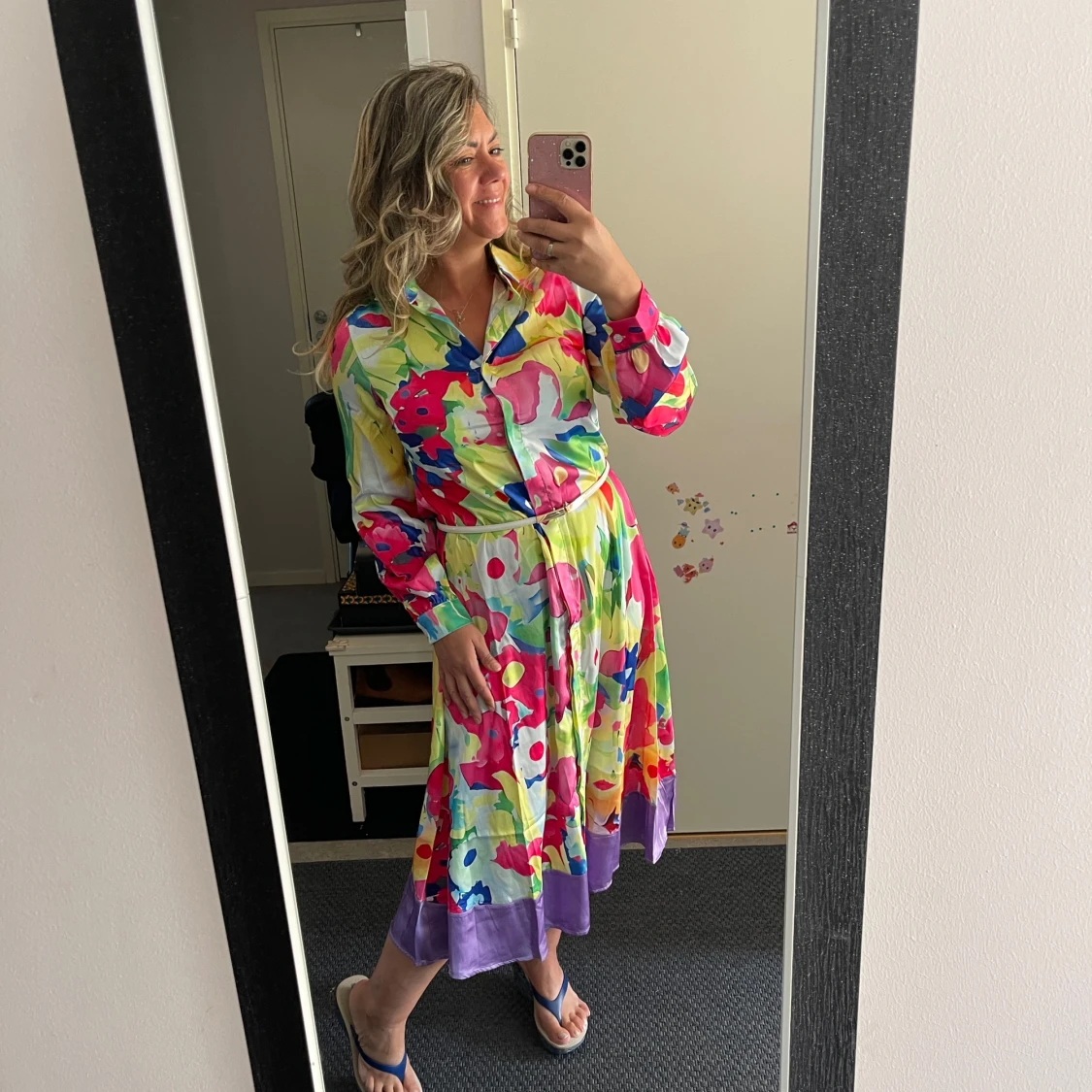 Färgglad blommig långklänning