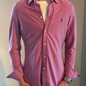 Ralph Lauren Skjorta - Hej! Säljer nu min fina Ralph Lauren-skjorta i storlek M ( Sitter som S/S Slim Fit) med ett skönt stretchande material. Färg : Lilla och Vit. Modellen är 178cm lång. Skjortan är i bra skick och passar året om. Nypris cirka 1600 kr, ställ gärna frågor ✅ 
