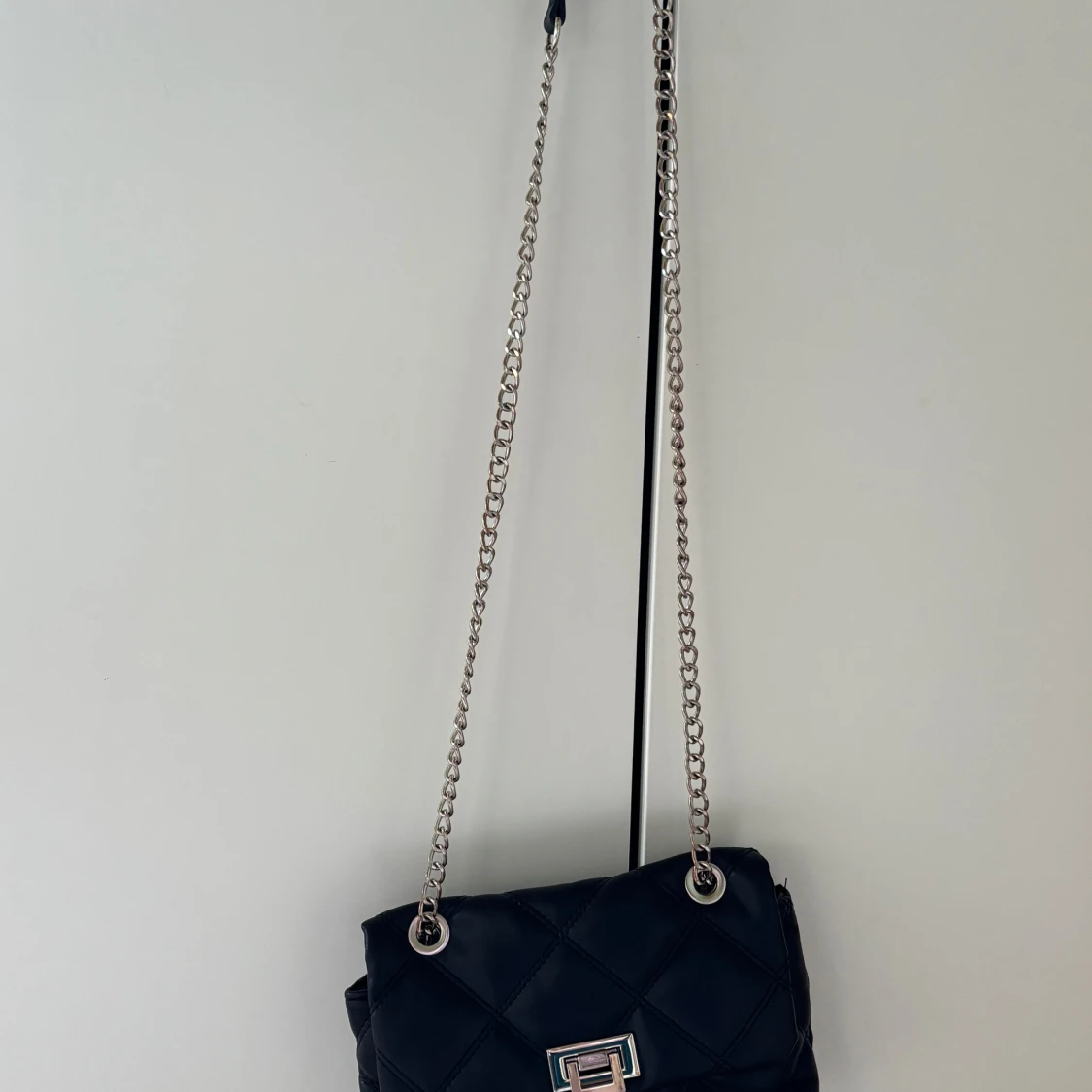 Svart quiltad axelväska med kedja - 4