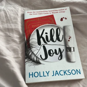 Kill Joy - En spännande prequel till succéserien 'A Good Girl's Guide to Murder'. Följ med på ett 1920-talsinspirerat mordmysterium där vänskap, intriger och hemligheter blandas. Perfekt för dig som gillar deckare och smarta huvudpersoner!