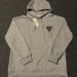 Grå hoodie från Ami - Snygg grå hoodie från Ami Alexandre Mattiussi. pris kan diskuteras.