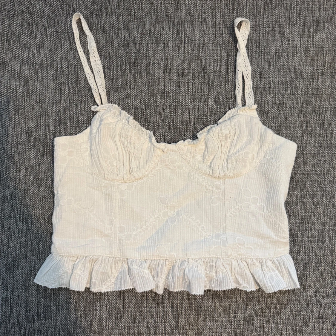 Vit broderad linnetopp med volang