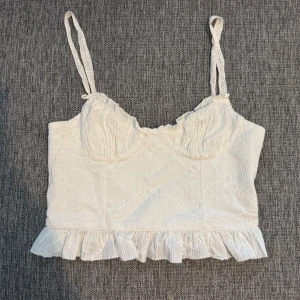 Vit broderad linnetopp med volang - Super fin skick! Väldigt fina detaljer.
