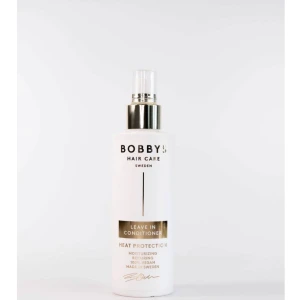 Bobby's Leave In Conditioner - Leave in conditioner från Bobby's Hair Care Sweden med värmeskydd. Kommer i en vit flaska med gulddetaljer och pump. Vegansk, återfuktande och reparerande formula. Perfekt för att skydda håret vid styling.