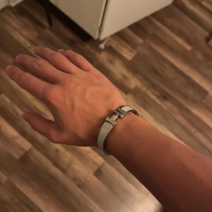 H€rmes armband - Säljer mitt snygga h€rmes armband som är i toppskick!!! Hör av er om det är något ni undrar! OBS! Ingen h-låda tillkommer.