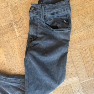 Replay Anbass hyperflex jeans - Väldigt bra skick, säljer för jag växt ut dem. Storlek är 27:30. Hör av er vid frågor