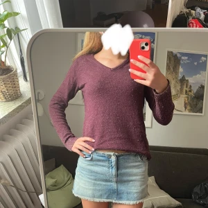 Vinröd stickad tröja från Vila - Mysig mörkröd stickad tröja från Vila med v-ringad hals och långa ärmar. 💗💗