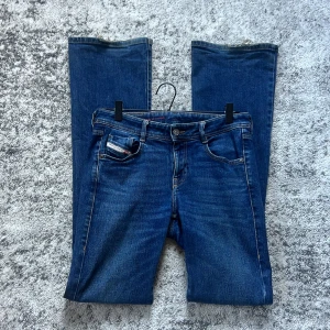 Diesel bootcut mörk blåa jeans  - Lite slitage på byxorna men inga stora skador. 
