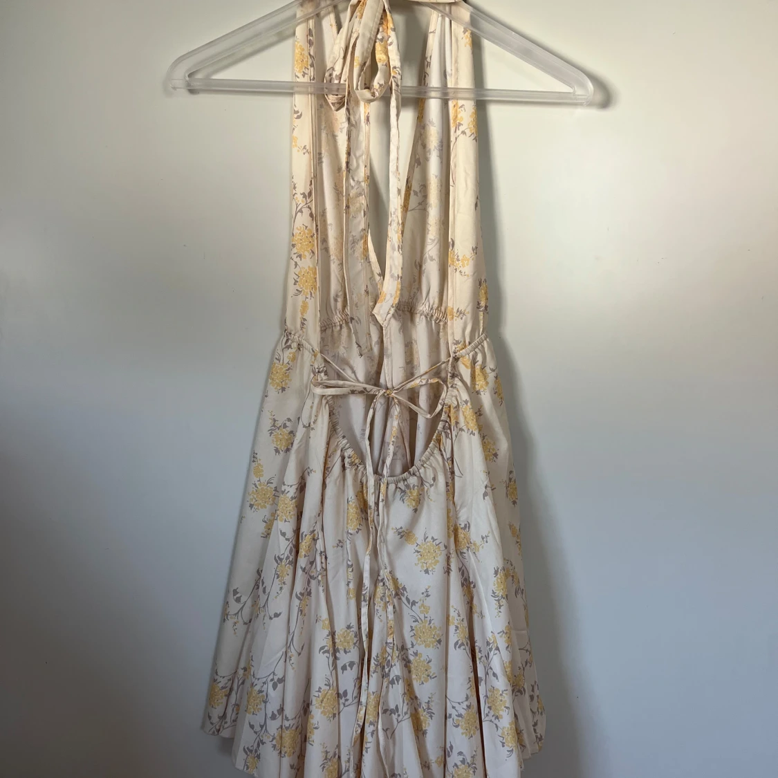 Blommig långklänning med knyt i ryggen - 1