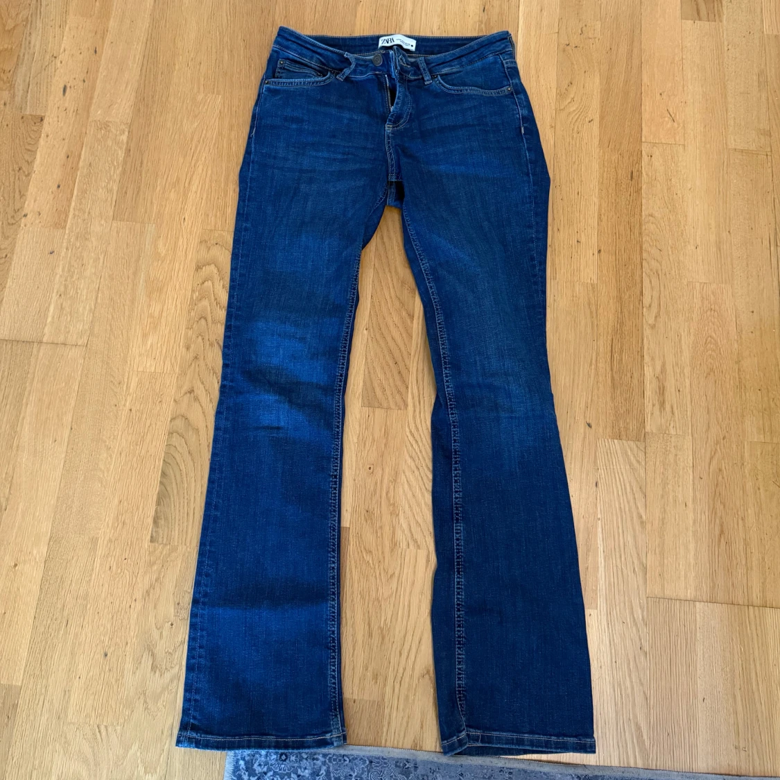 Mörkblå bootcut jeans från Zara, storlek 36