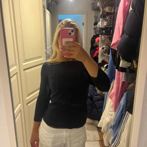 Mörkblå långärmad topp - Säljer denna trekvart tröjan🩵🩵🩵