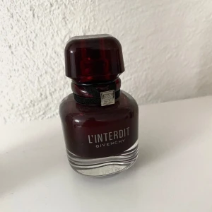 L'Interdit Eau de Parfum Rouge från Givenchy - Säljer min parfym i doften Rouge från Givenchy, cirka 80-85% återstående mängd. 35 ml. Nypris 985 SEK hos Sephora då jag säljer parfymer från min parfymsamling🩷