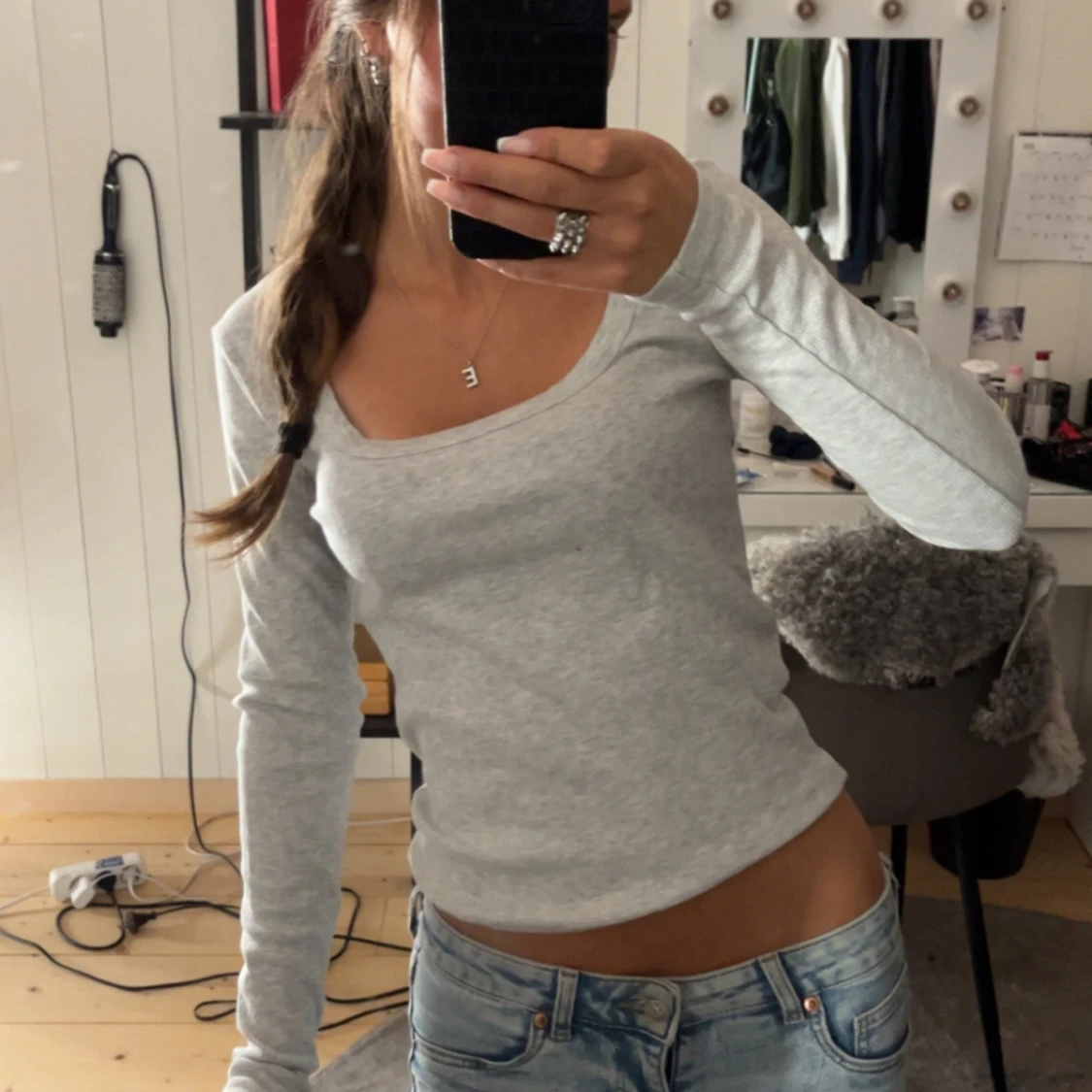 Ljusgrå ribbad långärmad topp Nelly