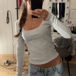 Ljusgrå ribbad långärmad topp Nelly - Säljer en mörkgrå ribbad långärmad topp från Nelly då den är lite för stor för mig. Aldrig använd💞