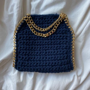 Stella McCartney liknande väska  - Marin blå Stella McCartney liknande väska med guld kedja! Är super fin och mycket detaljetwt gjord! Skriv om ni har frågor, pris går att diskutera!